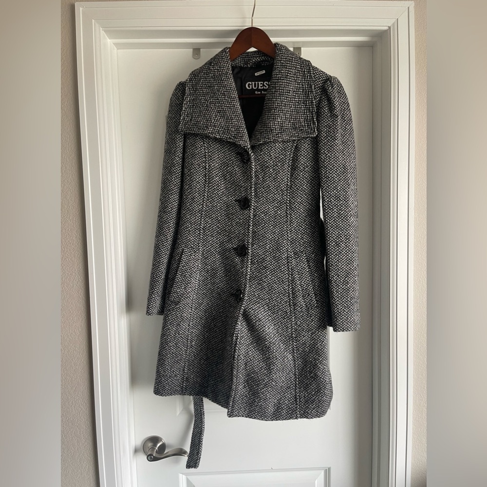 EUC-vintage Guess coat. Sz small.
